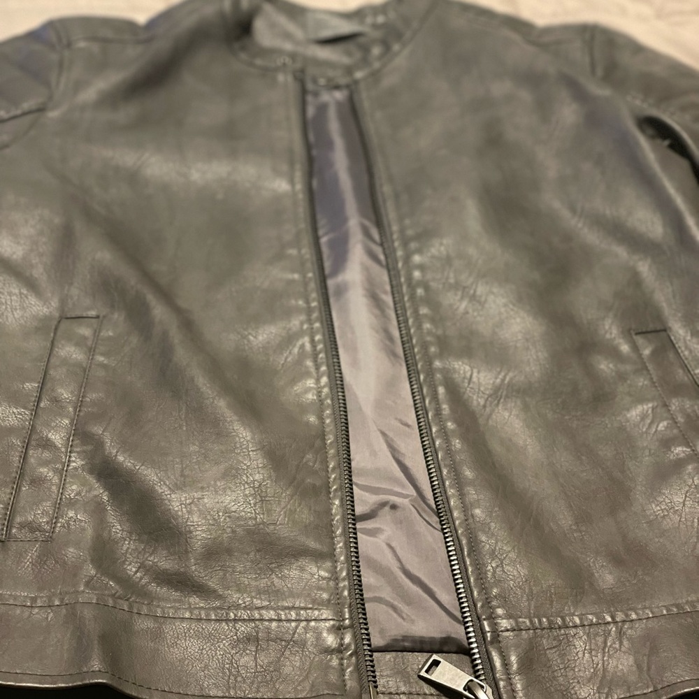 Unisex leather jacket size small gently used